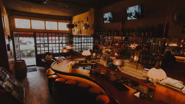 La cuba libre es uno de los tragos más tradicionales y populares en las cantinas de CDMX. 