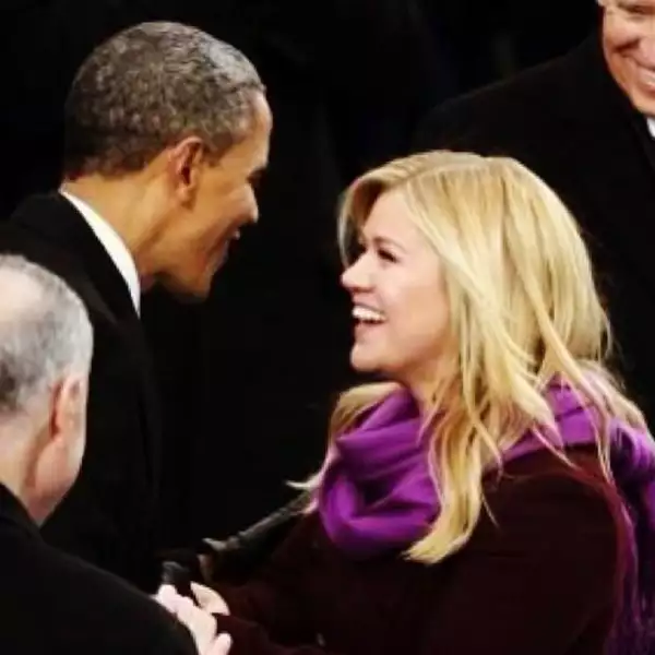 `Tal vez la foto más cool en la que he estado´ twitteó Kelly Clarkson.