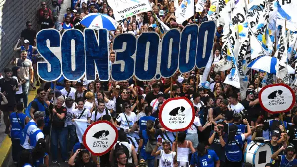 La gente se dirige a la Plaza de Mayo en Buenos Aires para conmemorar el 48 aniversario del golpe militar de 1976 el 24 de marzo de 2023. Las organizaciones de derechos humanos, los sindicatos y las organizaciones sociales están llamando este domingo a una movilización en la Plaza de Mayo en Buenos Aires y en otros espacios públicos de Argentina en el 48 aniversario del golpe de Estado de 1976, que condujo a una dictadura responsable de decenas de miles de desapariciones, exiliados y ejecuciones en centros clandestinos