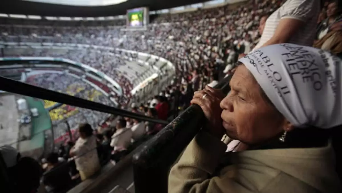 homenaje a juan pablo II en estadio azteca