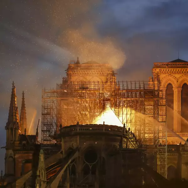 Incendio Notre Dame-1