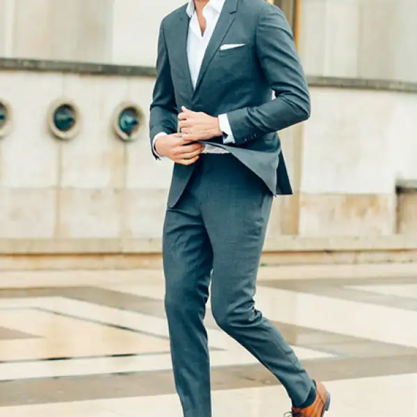 El modelo español pisando las calles de París durante Fashion Week en un traje de Tommy Hilfiger Tailored.  Tanto el traje como la camisa son de la colección limitada THFLEX Rafael Nadal Edition.