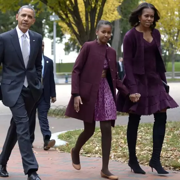 A juego con su hija Malia, Michelle usó un look en tonos morados para asistir a una misa dominical.