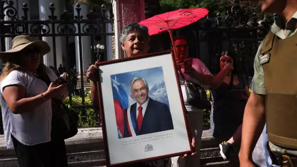 La gente espera la llegada del ataúd del expresidente de Chile, Sebastian Pinera, en el antiguo Congreso en Santiago, Chile, el 7 de febrero de 2024.