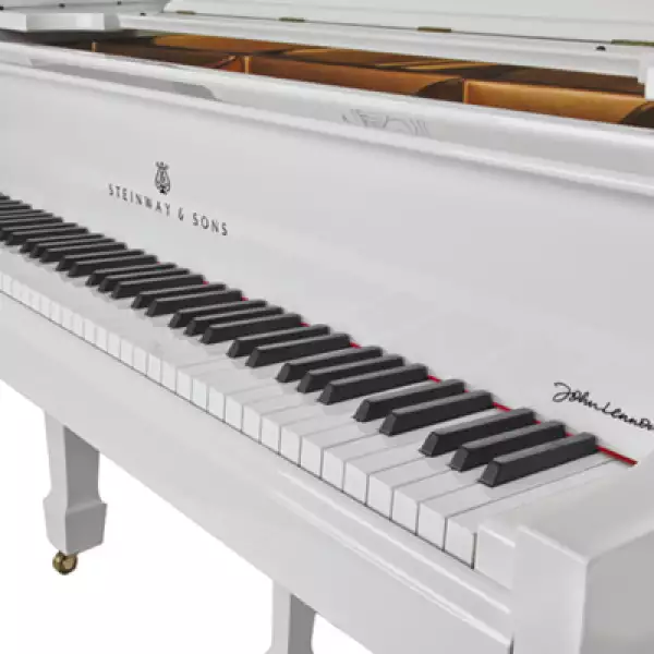 La edición limitada está inspirada por el grand piano Steinway blanco que Lennon le regaló a su pareja Yoko Ono, en 1971, para festejar su cumpleaños y el cual todavía se puede apreciar en la residencia del cantante, en Dakota, Nueva York.
