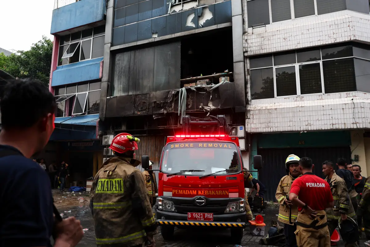 Los bomberos se paran cerca de un edificio de siete pisos dañado por un incendio, en Yakarta, Indonesia, el 9 de diciembre de 2025. REUTERS/Ajeng Dinar Ulfiana