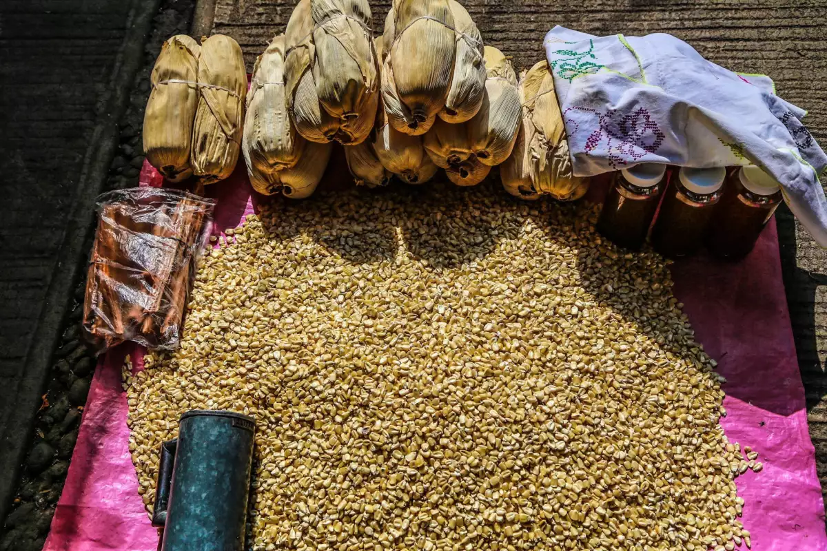 TEPOZTLÁN, MORELOS, 02AGOSTO2018.- El "Miércoles de Plaza" es el día destinado en el poblado para que los comerciantes vendan sus productos en la plaza ubicado en el mercado y sus alrededores. El grano de maíz y sus derivados, son de los productos más demandados por los tepoztecos.
FOTO: MAIRA TULIA PÉREZ BOCANEGRA /CUARTOSCURO.COM