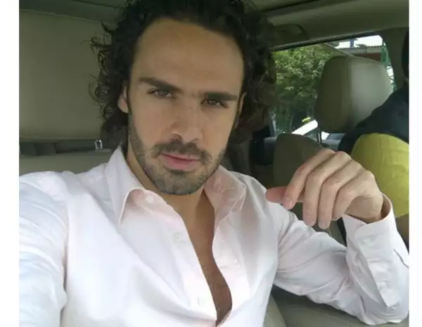 Las pasiones de este galán son andar en motocicleta, viajar y disfrutar la vida.