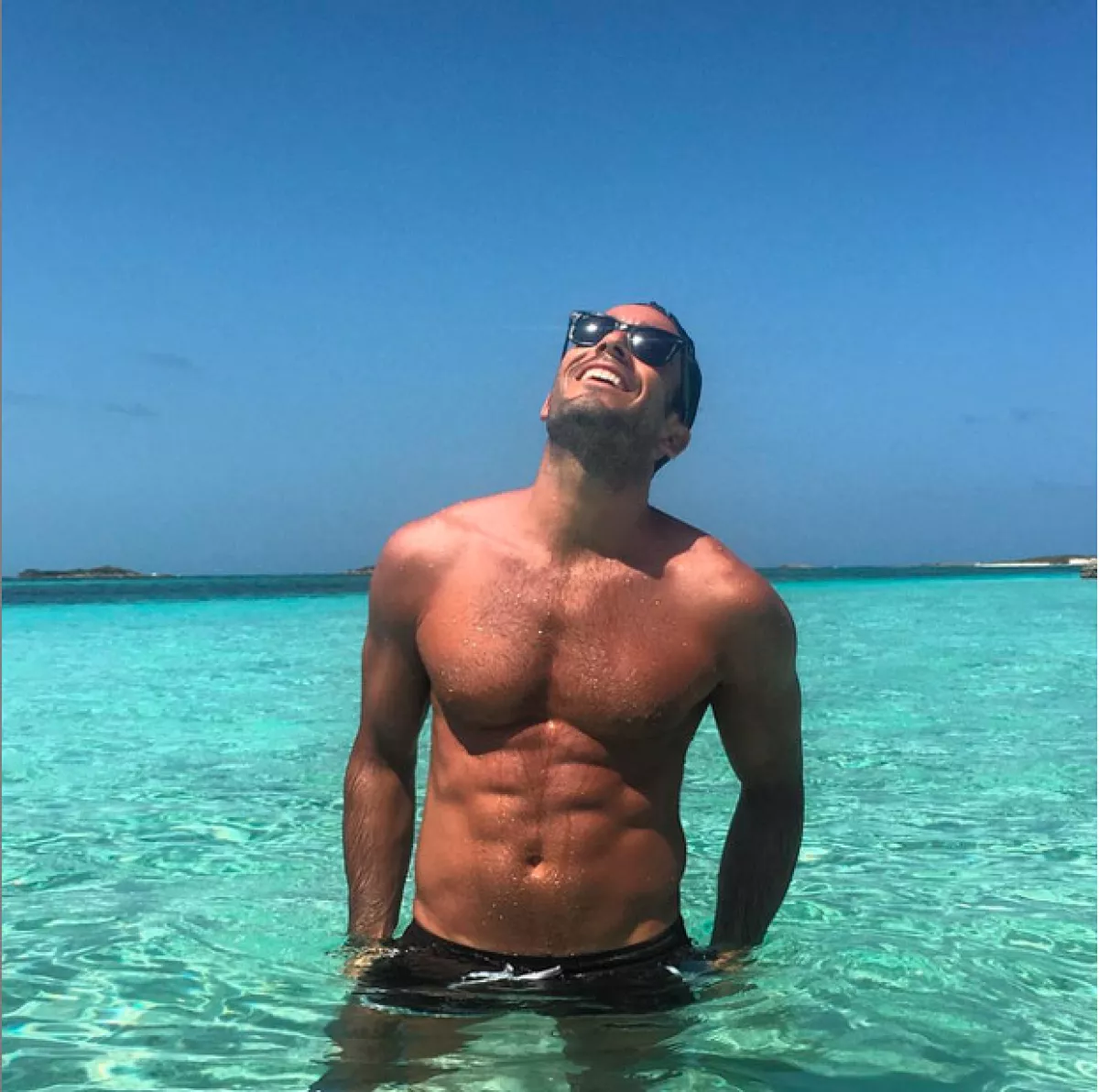 Por su parte, Aarón Díaz no se quedó atrás y aprovechó para presumir su six pack en las Bahamas.