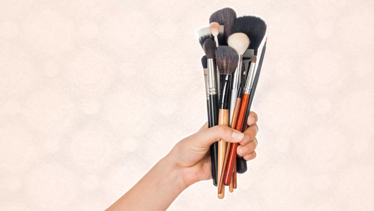 Lava tus brochas cada dos semanas para evitar salpullidos.