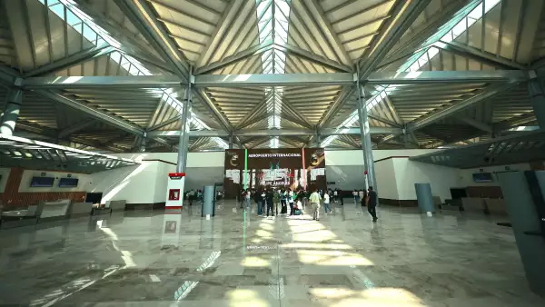 El AIFA quiere competir en el segmento de pasajeros, para lograrlo debe solucionar un problema: el transporte