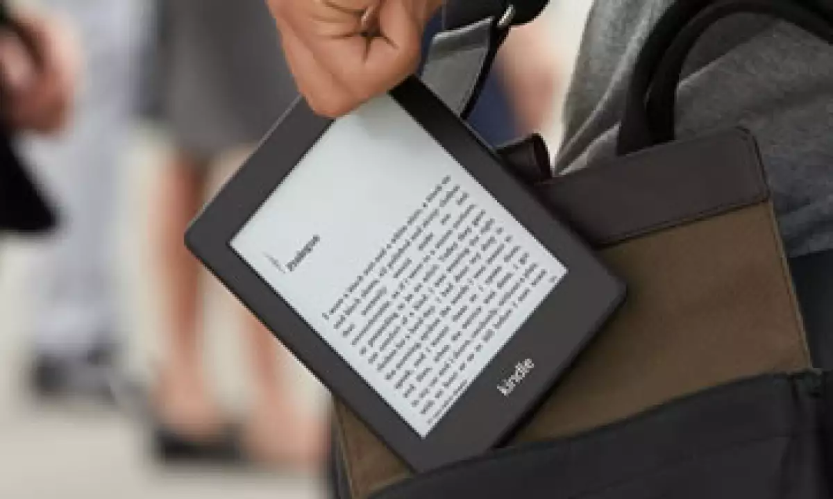 Los lectores de libros electrónicos también disfrutan de los impresos. (Foto: Cortesía de Amazon/Fortune)
