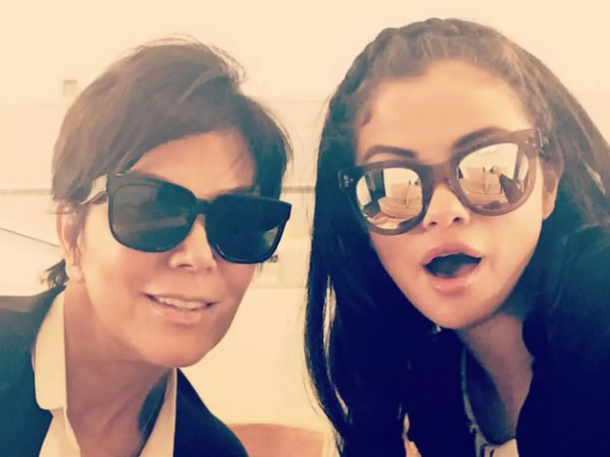 Aunque hayan cortado, Kris se toma fotos tanto con Justin Bieber como con su ex Selena Gomez.
