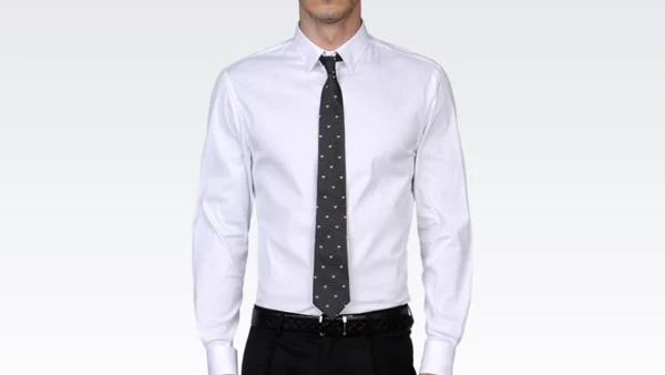 Una camisa blanca no puede faltar por ser una prenda básica y de autoridad.