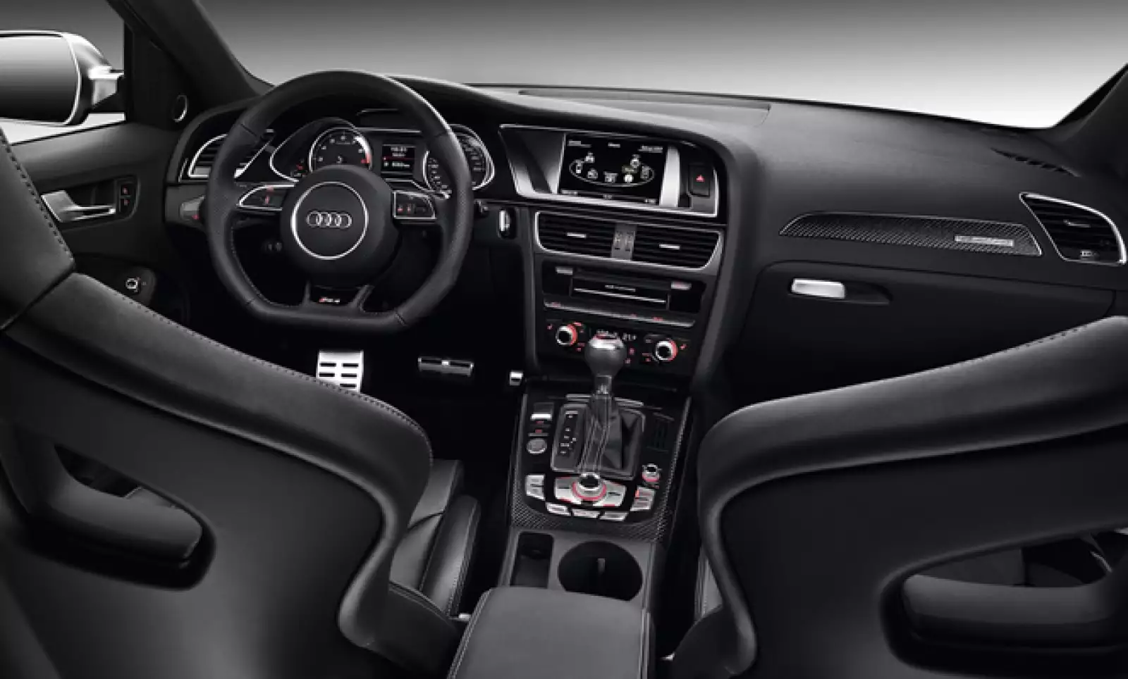 En el interior encontramos asientos delanteros deportivos, un volante plano en la parte de abajo, numerosas siglas RS e insertos de fibra de carbón en las puertas, tablero y consola central.