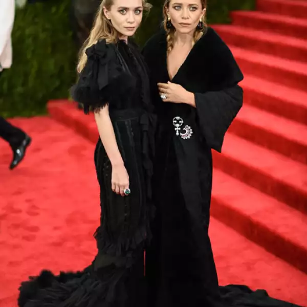 Aman vestir de negro, y la Gala del Met 2015 no fue la excepción. Ambas lucieron looks de Dior por John Galliano.