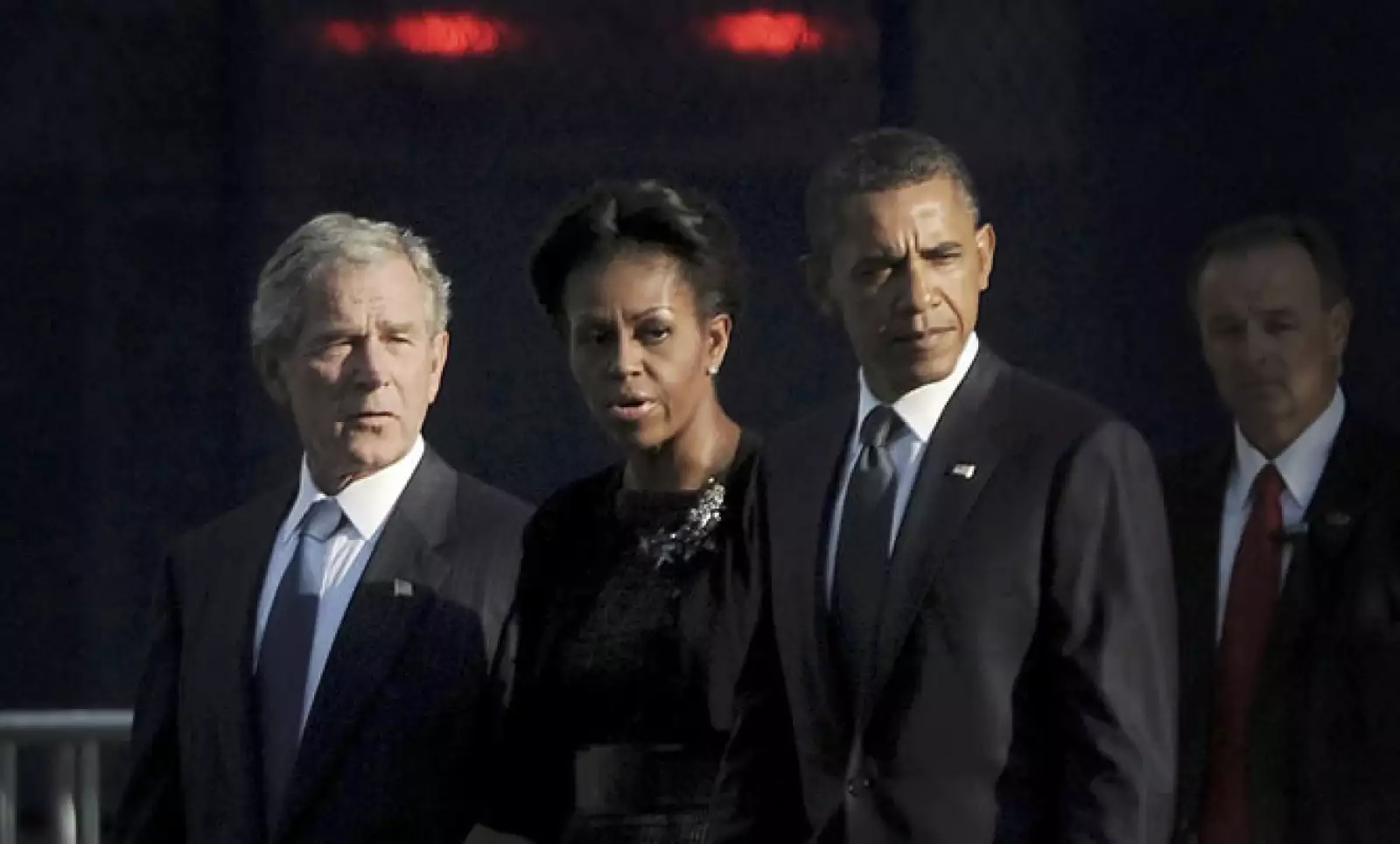 "Dios es nuestro amparo y fortaleza", dijo el presidente Barack Obama al leer un pasaje bíblico. El mandatario y su antecesor, George W. Bush, encabezaron la ceremonia en NY por el décimo aniversario de los ataques.