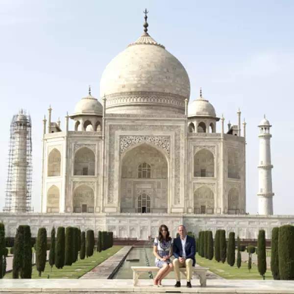 La pareja sentada frente al Taj Mahal, foto que recuerda mucho a la de Lady Di.