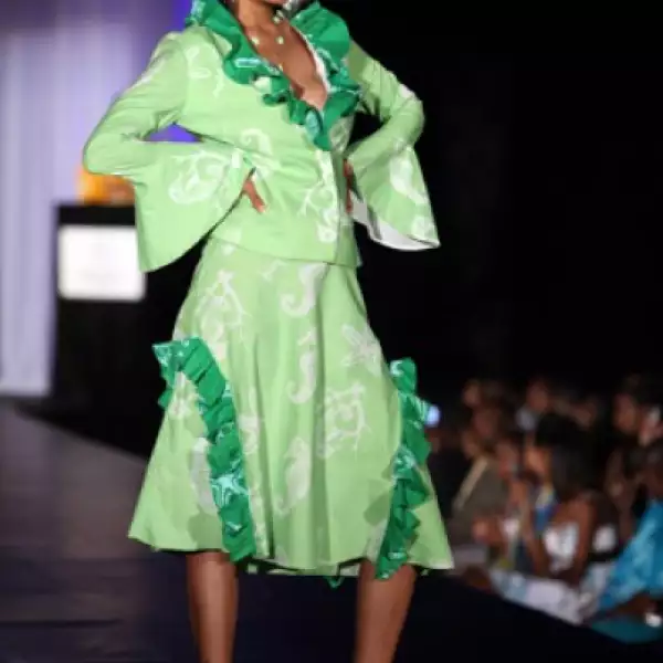 Ekta Chowdhry, de India, en un vestido verde con mangas acampanadas y algunos holanes en pecho y falda.