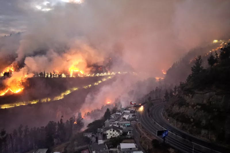 INCENDIO-ECUADOR-QUITO
