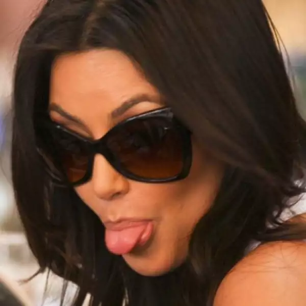 Aquí la traviesa lengua de Kim Kardashian.