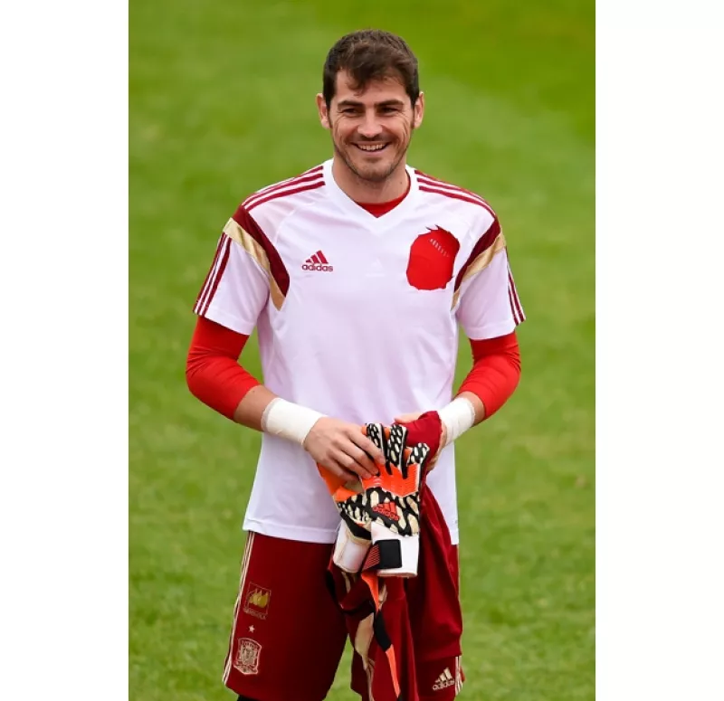 ¿Enamorarse de un futbolista? ¡puede ser! aquí, 10 galanes a seguir durante el mundial de Brasil 2014. Masculinidad,  contratos multimillonarios y cualidades de papás son algunos de sus encantos.