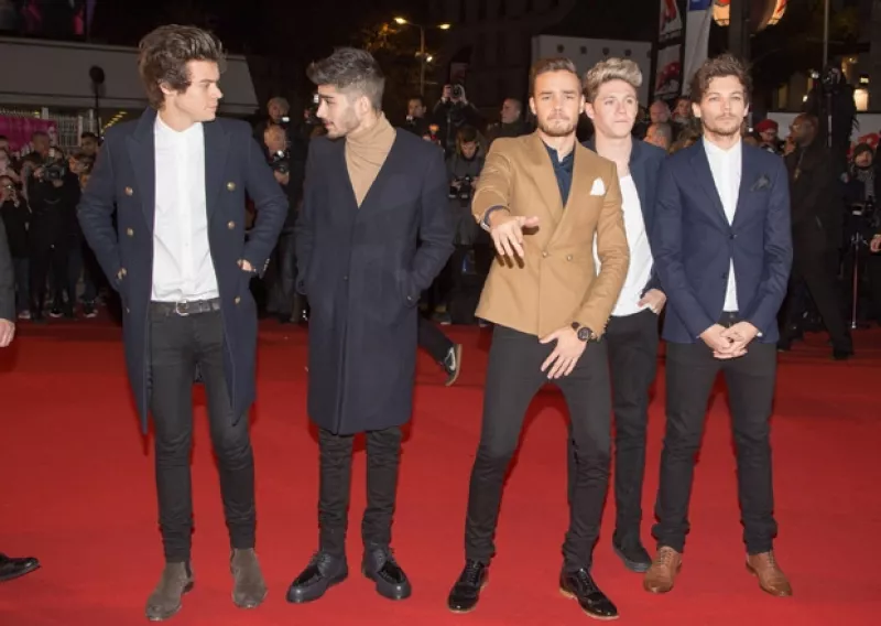 Simon Cowell, creador de la banda, ha decidido abrir una serie de cafeterías por todo el mundo para que las fánaticas del grupo se puedan reunir.