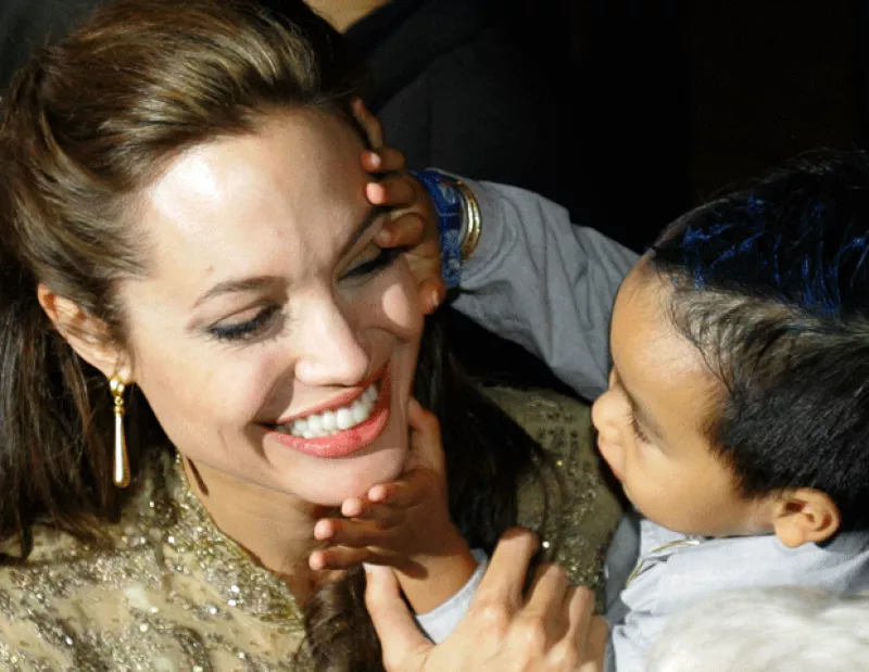 La pareja del actor  Brad Pitt aseguró que ser mamá la ha convertido en una mujer menos egoísta y que estar en familia es una de sus prioridades.