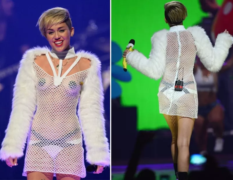 La cantante y actriz se presentó este fin de semana en el festival IHeartRadio, donde interpretó “Wrecking Ball” de una manera muy emotiva.