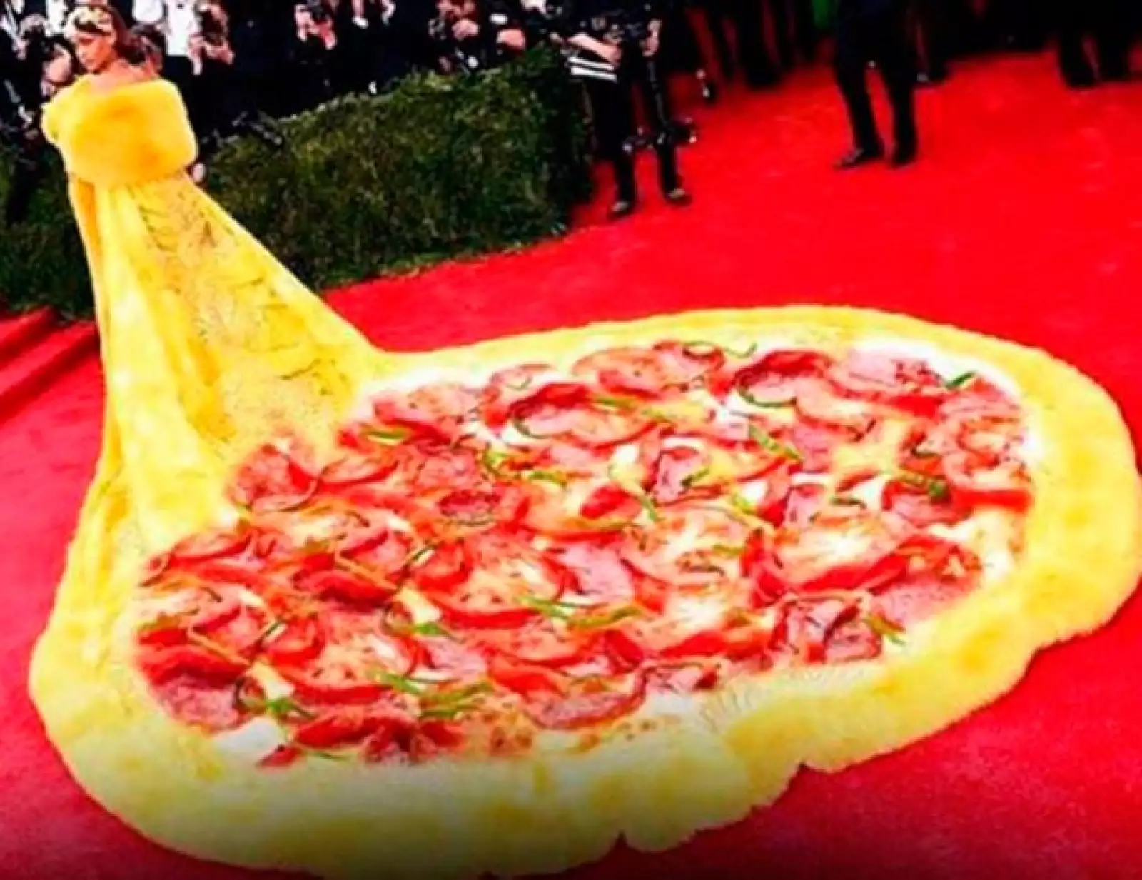 El impresionante vestido amarillo que lució Rihanna anoche fue comparado con una gran pizza.