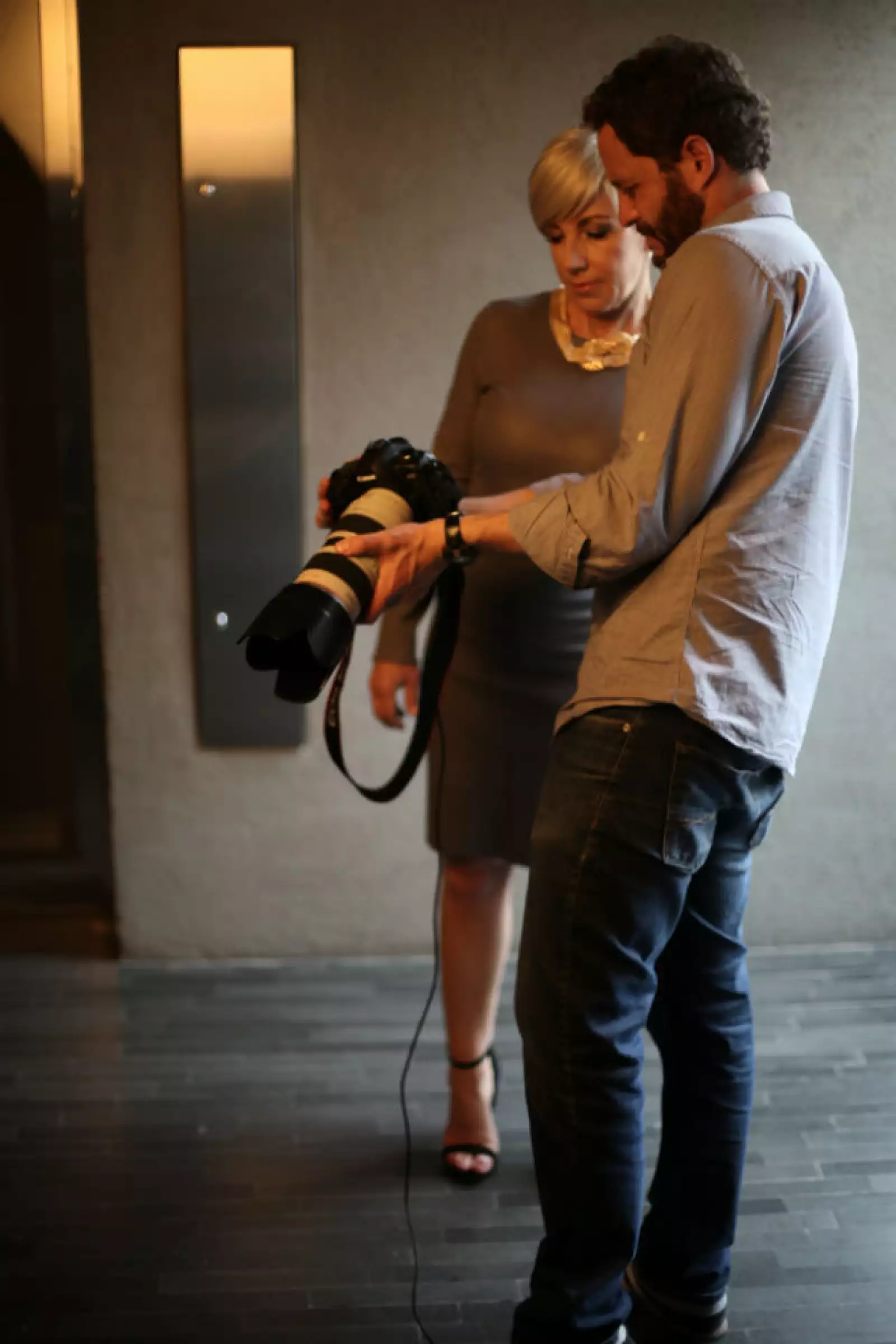 Ana estuvo al pendiente del trabajo del fotógrafo Pepe Castillo.