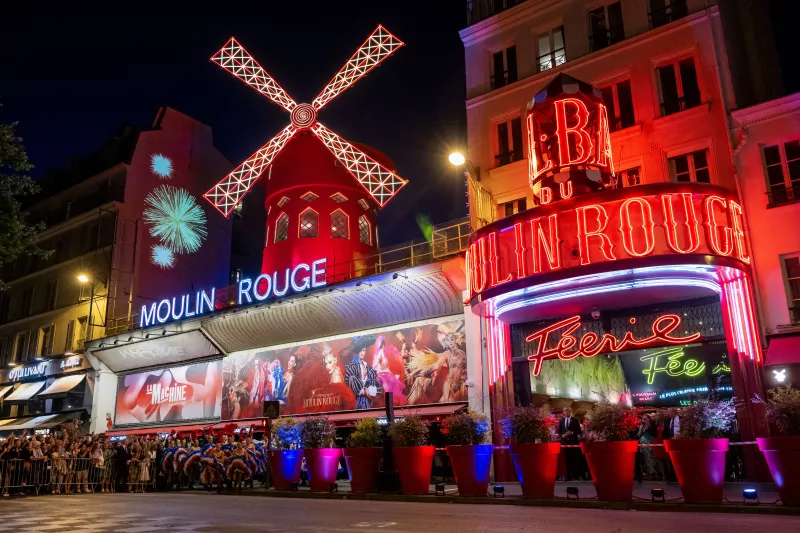 El Moulin Rouge de París recobra sus aspas antes de los Juegos Olímpicos