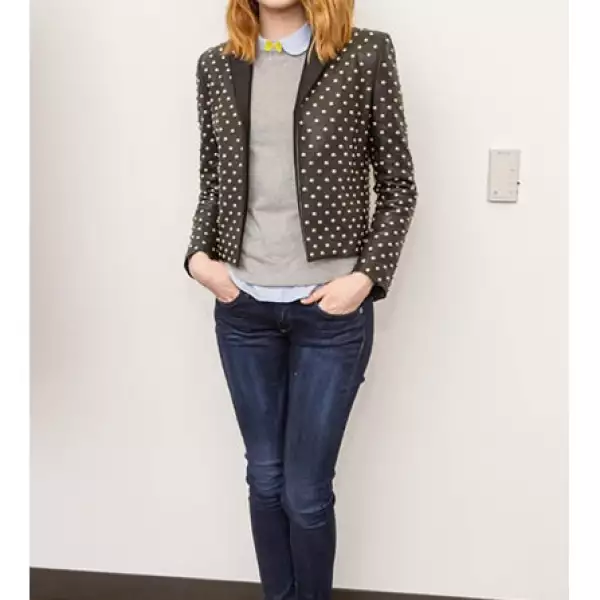 Emma Stone lució un look chic y casual en unos clásicos jeans, con una blusa con camisa incluida, una chaqueta con aplicaciones de Saint Laurent y pointy heels.