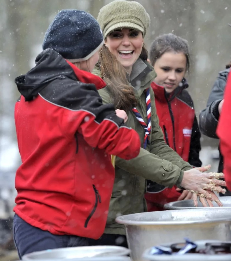 La duquesa de Cambridge visitó un campamento en Newby Bridge en Cumbria para alentar a los voluntarios scouts a quienes  sorprendió por sus diferentes habilidades como girlscout.