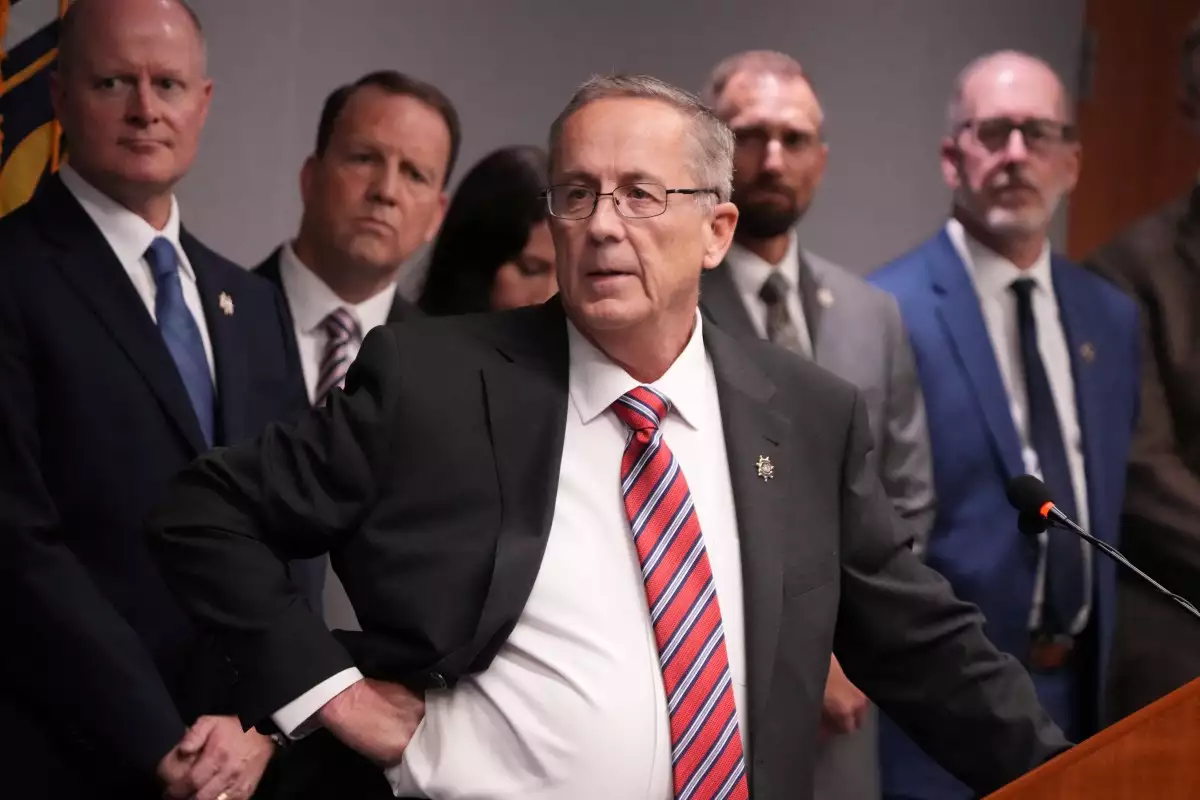 El Fiscal General del Condado de Utah, Jeff Gray, habla durante una conferencia de prensa después de que se presentaran cargos contra Tyler Robinson, el sospechoso del asesinato del activista político Charlie Kirk, en el Edificio de Salud y Justicia del Condado de Utah en Provo, Utah, el 16 de septiembre de 2025.