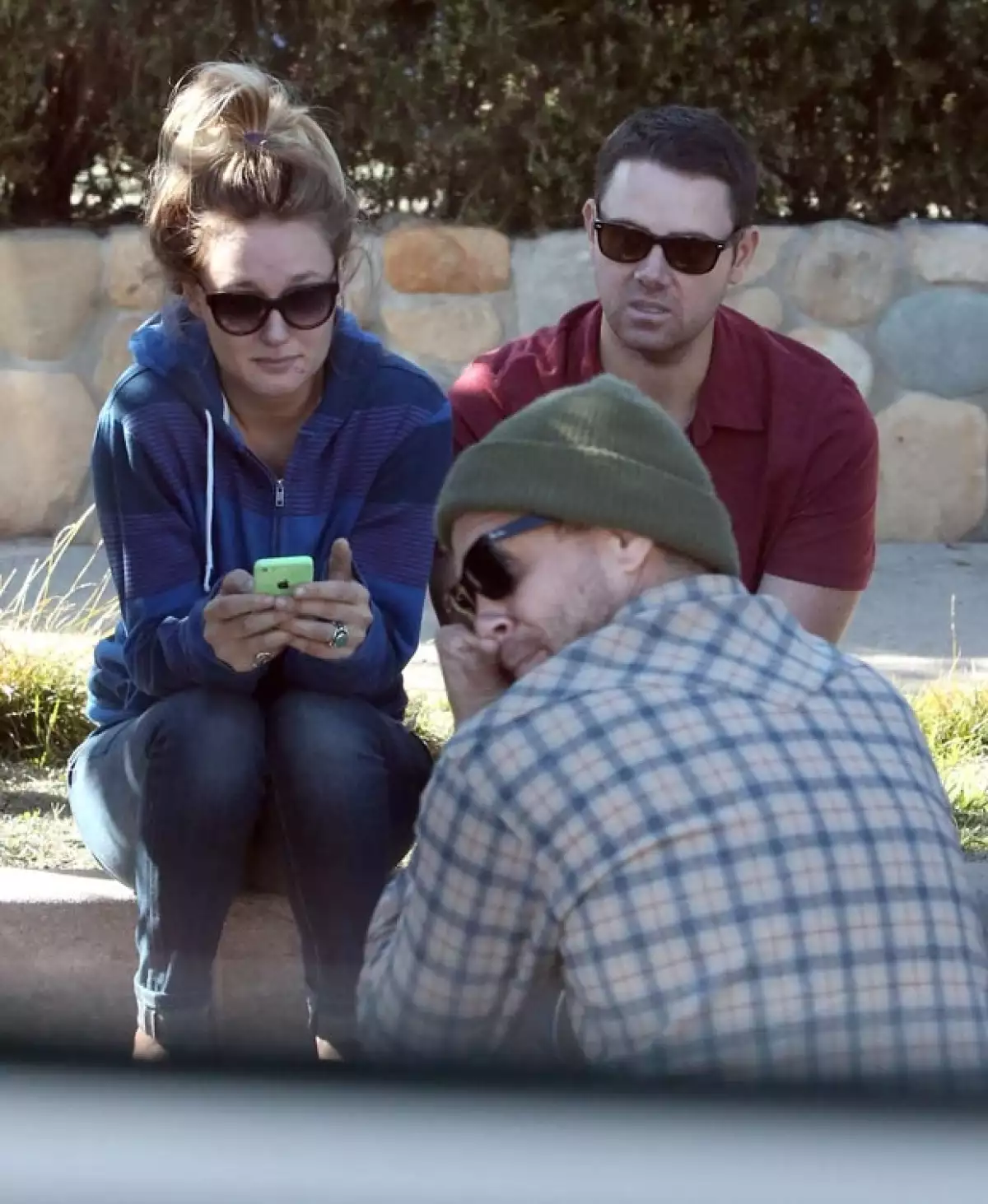 Jasmine estuvo acompañada por dos amigos mientras conversaban sentados en la banqueta de la casa del actor en Santa Bárbara.