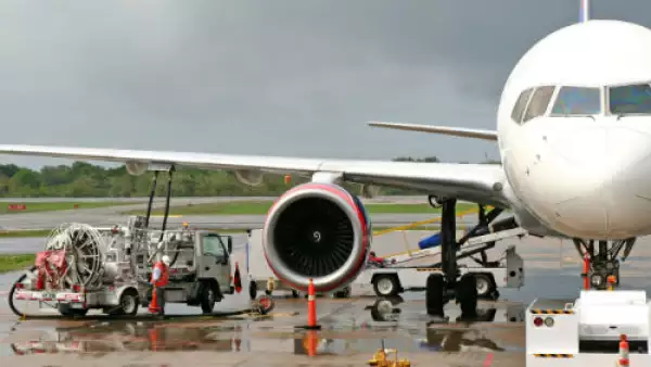 avi�n cargando combustible