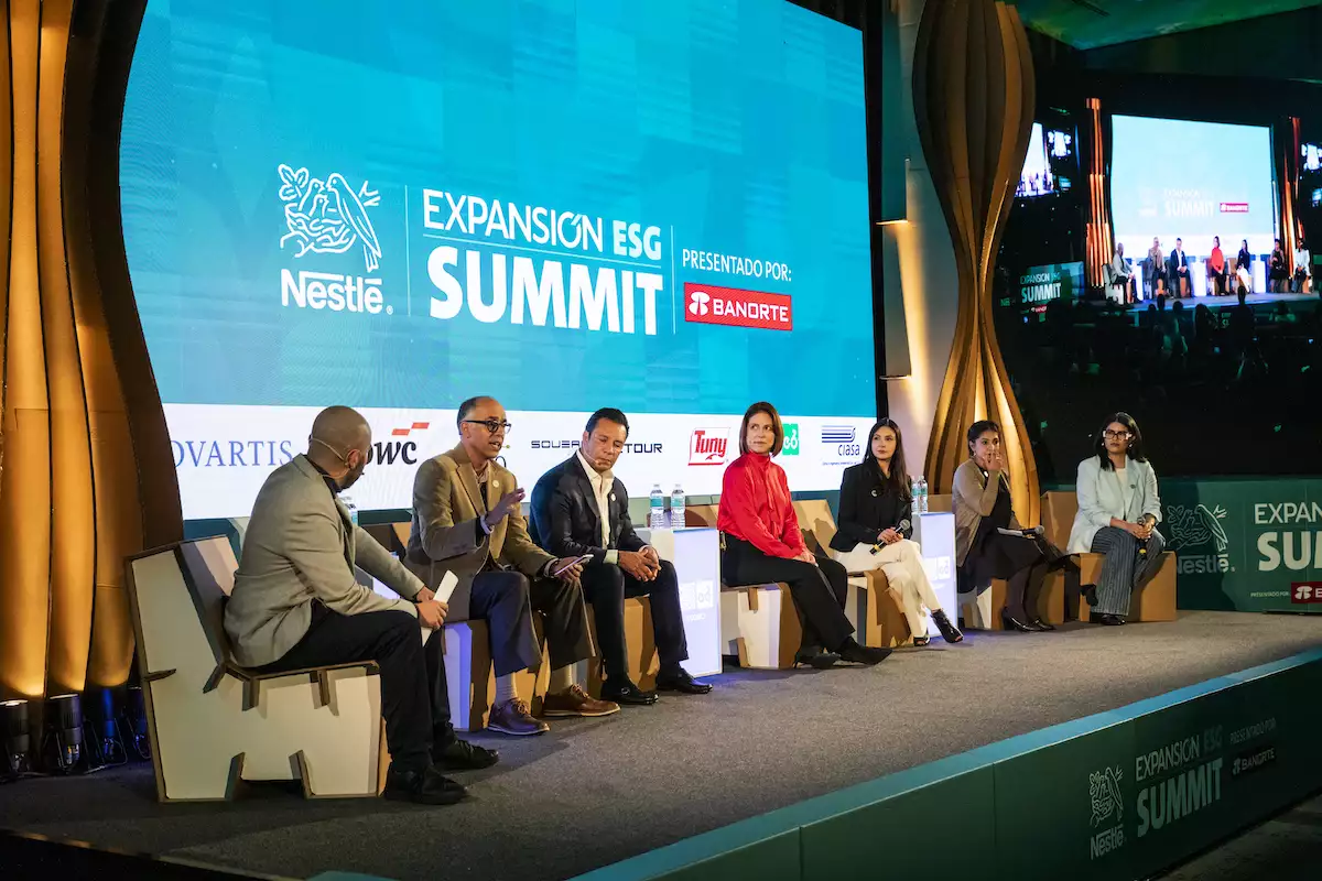 Imagen de los participantes del panel el panel “Construyendo cadenas de suministro responsables” . 