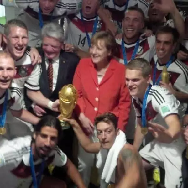 El equipo alemán celebró el triunfo junto a la canciller Angela Merkel