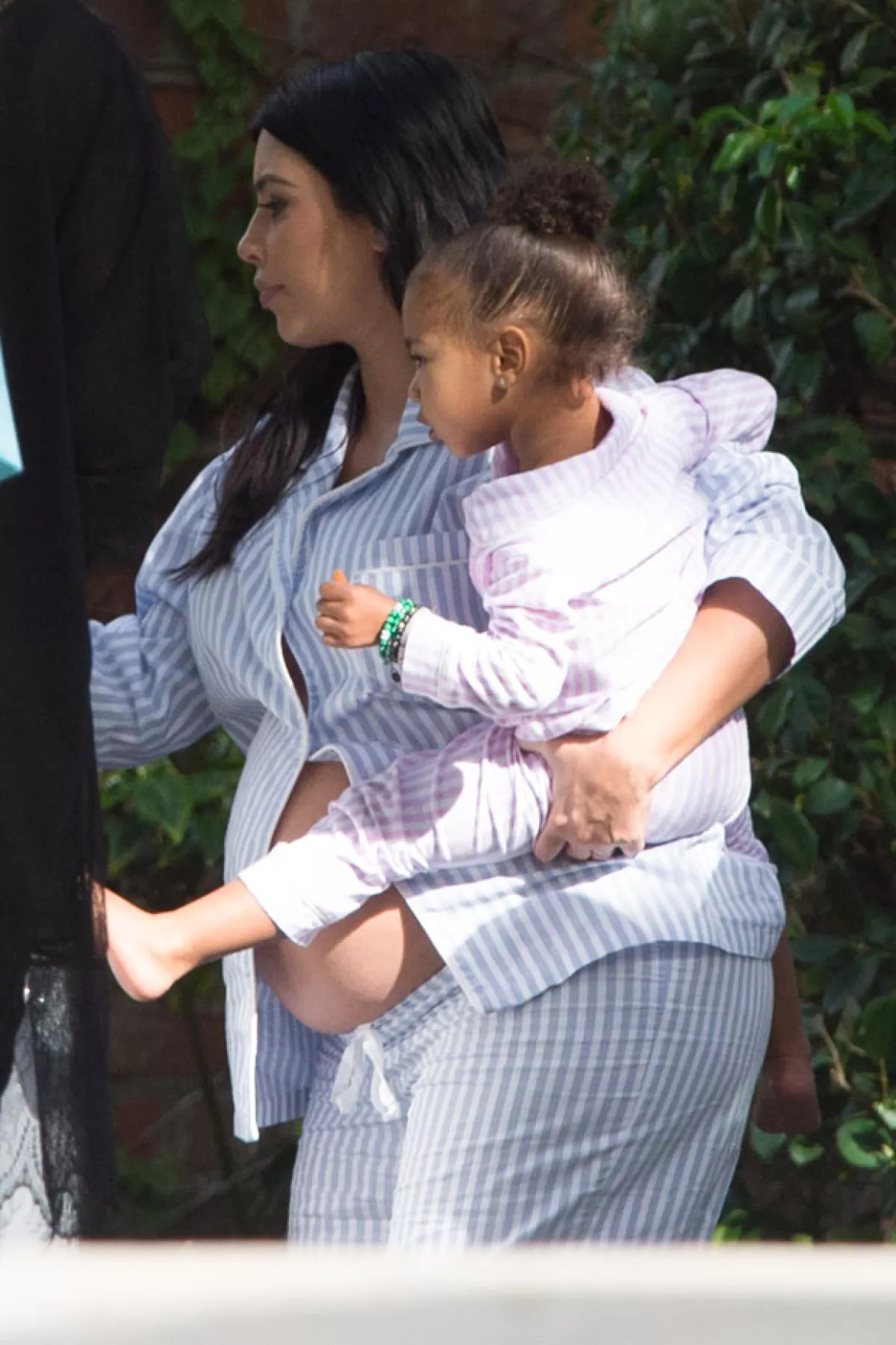 Kim llegó a su fiesta cargando a su hija North, quien también lució las mismas pijamas.