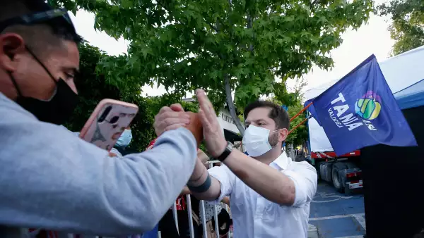 El candidato a la presidencia de Chile Gabriel Boric saluda a sus simpatizantes en su cierre de campaña en Valparaíso, Chile. 