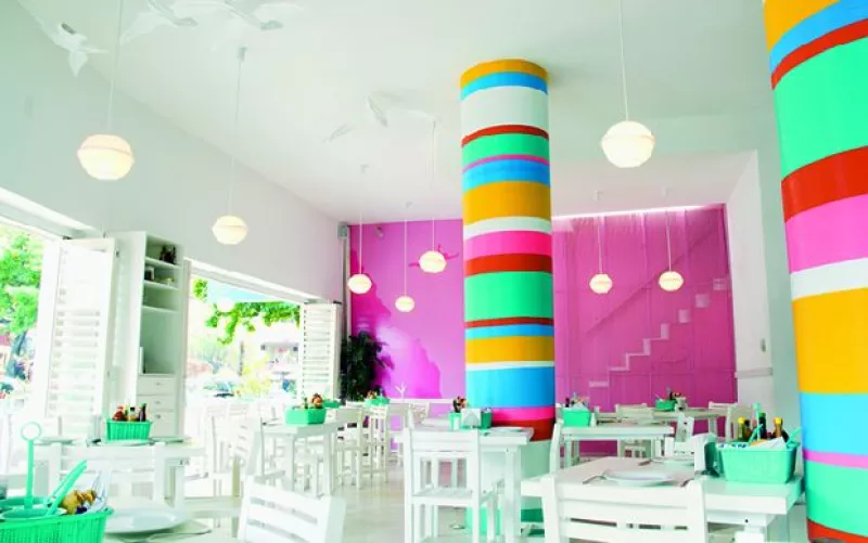 Esta colorida marisquería se ha convertido en la favorita de la zona.