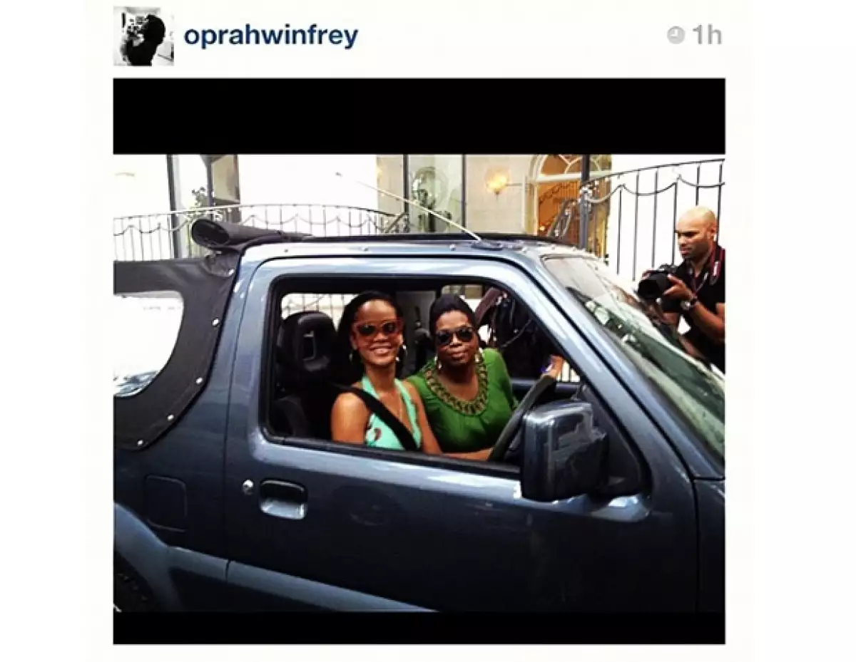 Para no perder la costumbre la cantante subió una fotos a su cuenta de Twitter donde muestra la fiesta que se vive en su país por el carnaval y de pasada una donde posa con alguien muy famosa.