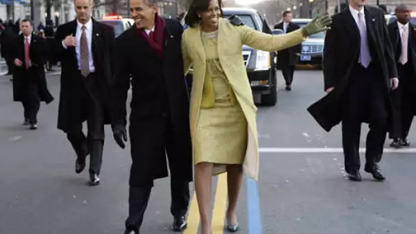 Barack Obama y su esposa Michelle se bajaron de la limusina blindada para caminar por la avenida Pennsylvania hacia la Casa Blanca. El personal de seguridad mantenía una vigilancia cercana.