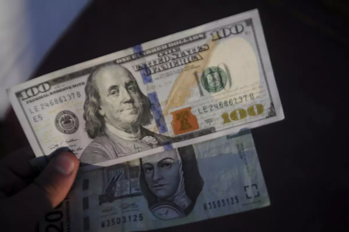 El dólar en ventanillas bancarias cotiza en 17.90 pesos a la venta.