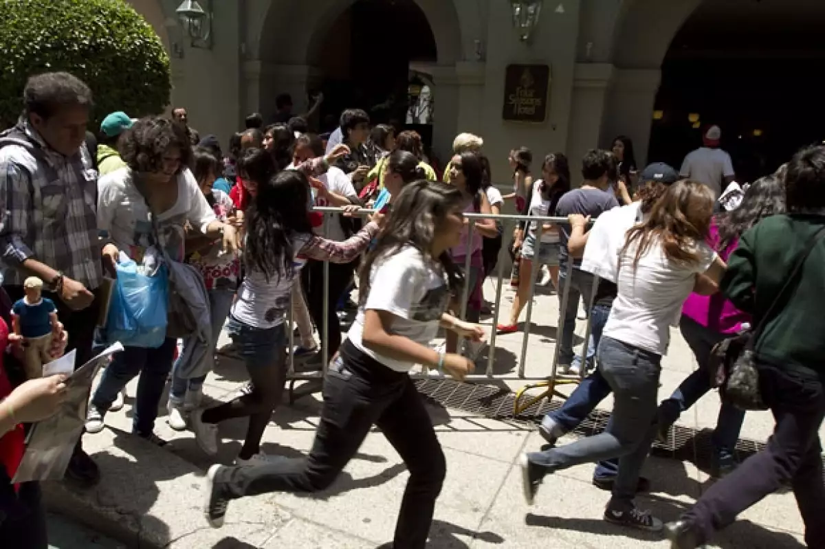 De acuerdo con el diario Reforma, una falsa alarma logró que miles de fans corrieran ignorando las indicaciones de los oficiales de seguridad.