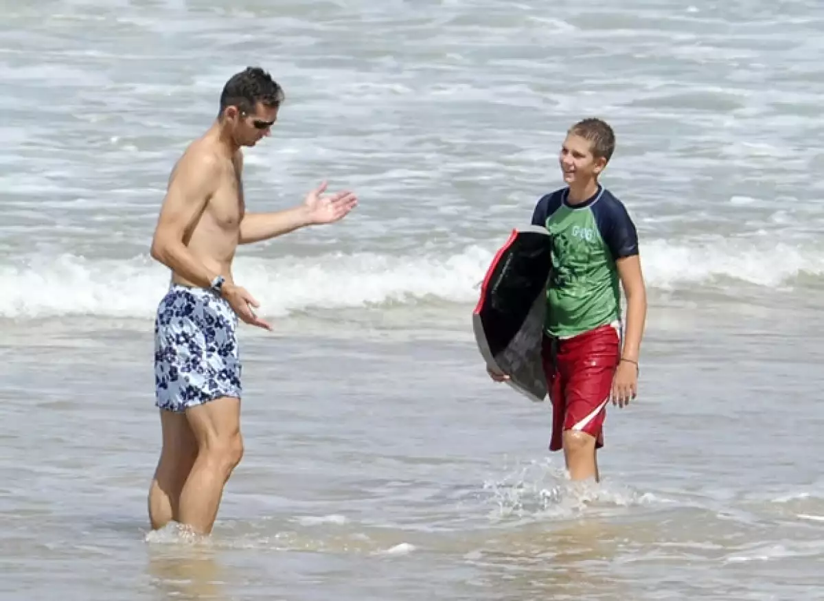 La vida sigue... Aquí Iñaki Urdangarin pasando el día con su hijo mayor, Juan Valentín, en la playa.