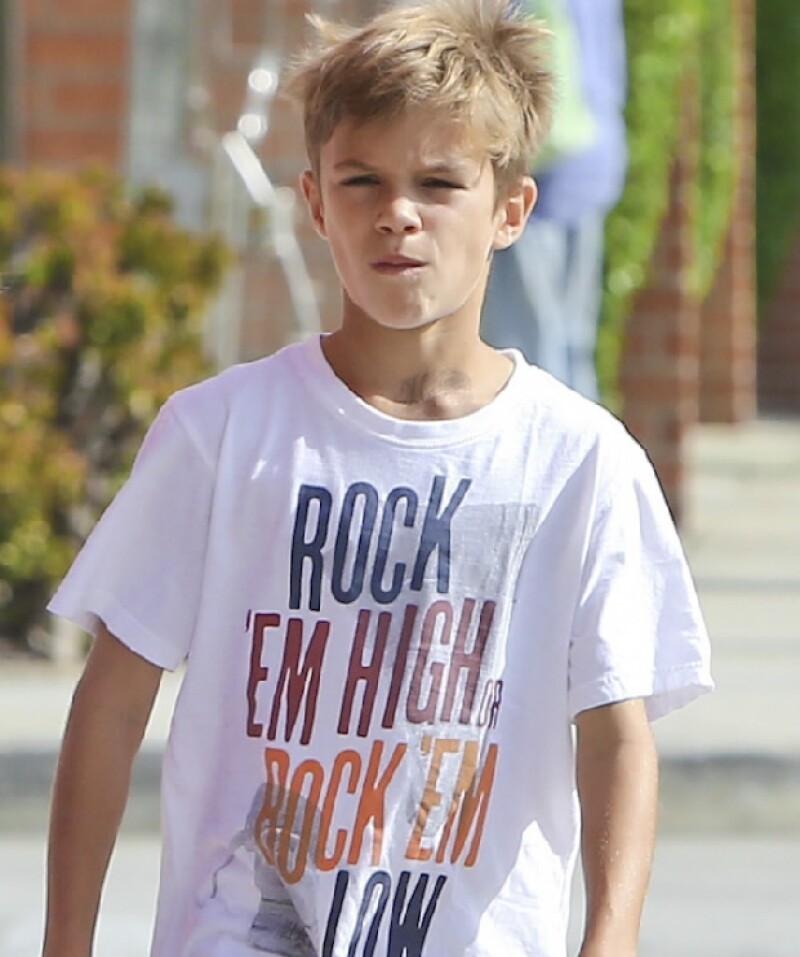 Romeo Beckham paseando por Santa Mónica.