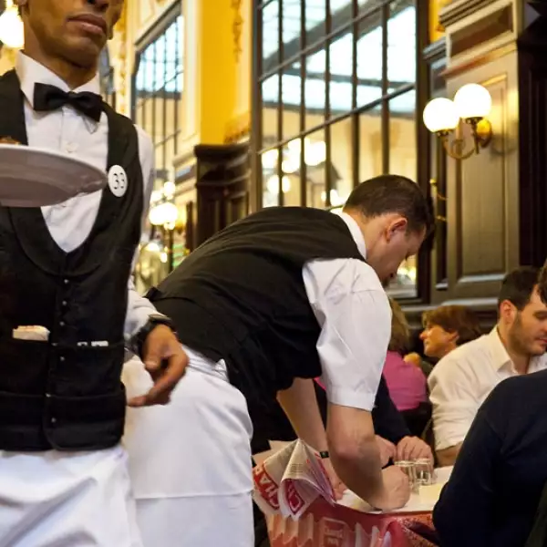 GALE. mesero restaurante comida