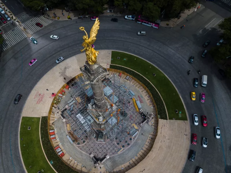 CIUDAD DE MÉXICO, 14SEPTIEMBRE2019.- Trabajadores de la Secretaría de Obras y Servicios del Gobierno de la Ciudad de México colocan un andamio alrededor de la Columna de la Independencia, con lo que inició el proceso de restauración de su estructura tras los daños sufridos por los sismos de septiembre de 2017. 
FOTO: ISAAC ESQUIVEL /CUARTOSCURO.DOM